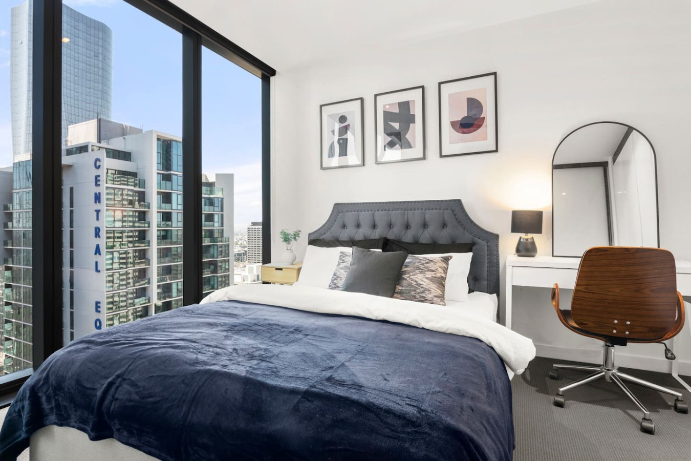 Cozy bedroom featuring a comfortable queen-sized bed.