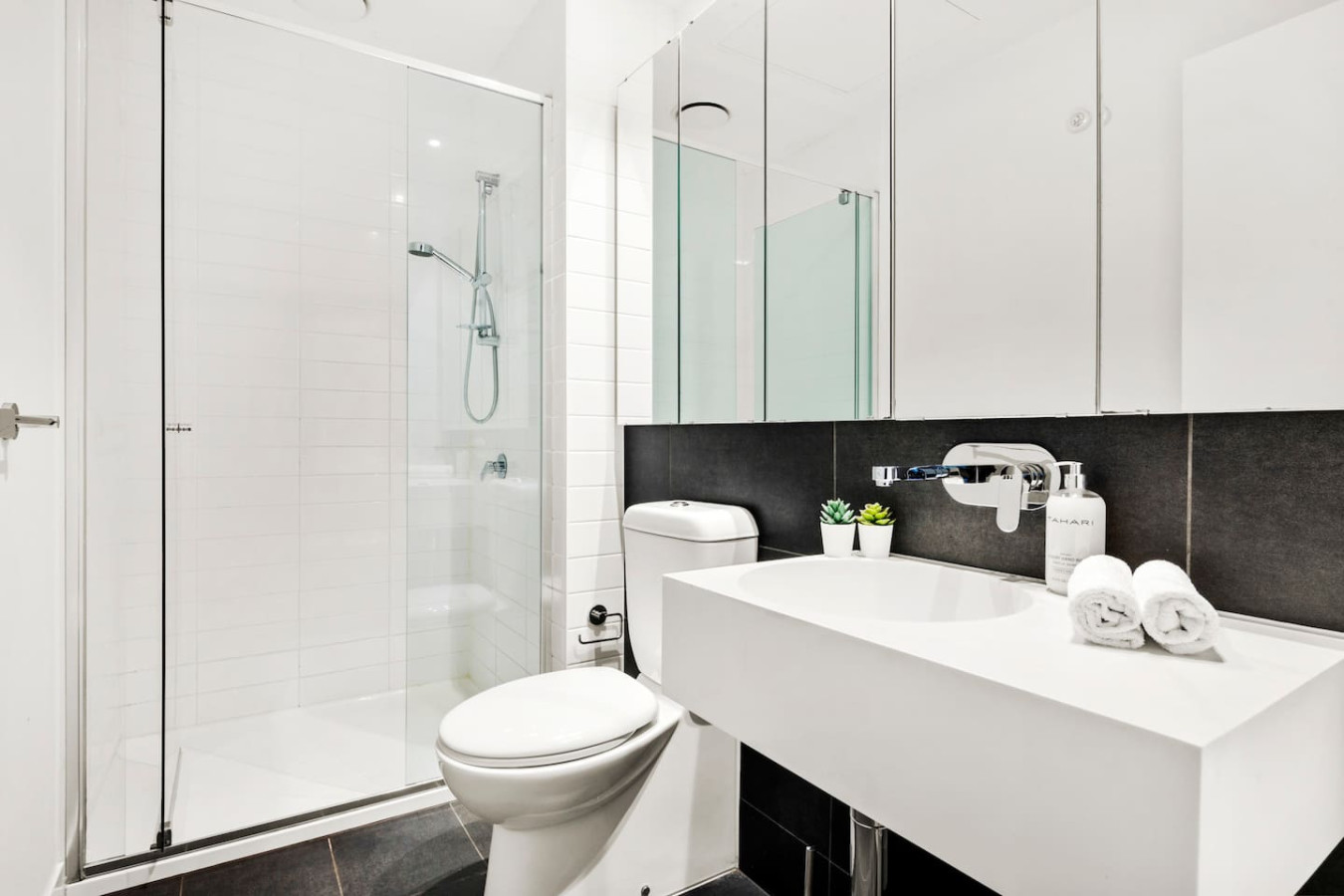 Complete your daily routine in style with this full bathroom equipped for comfort and functionality.