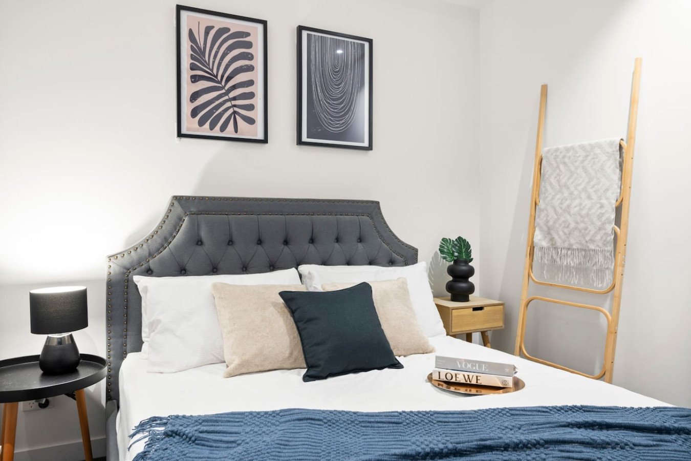 Cozy bedroom featuring a comfortable queen-sized bed.