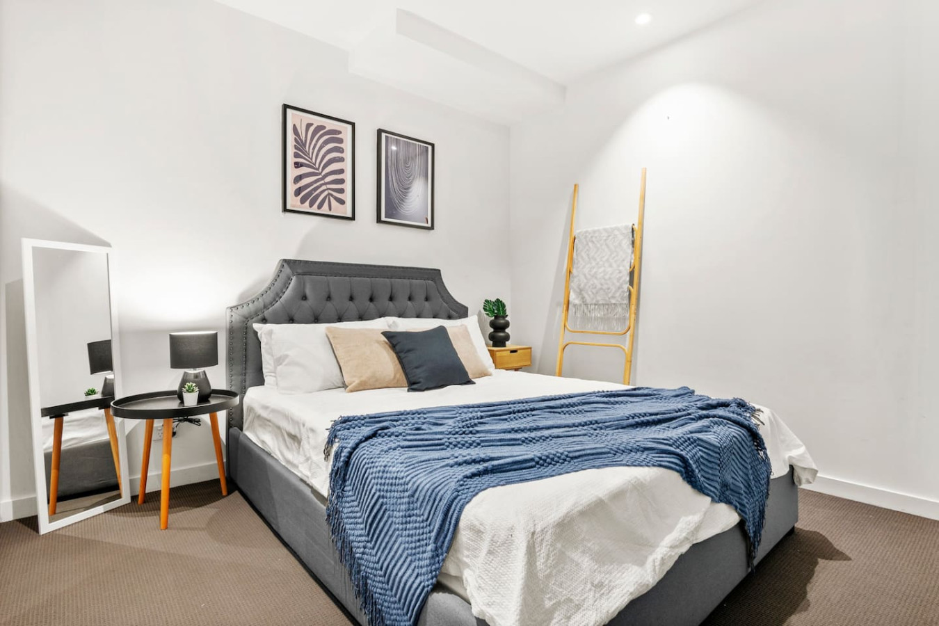 Cozy bedroom featuring a comfortable queen-sized bed.