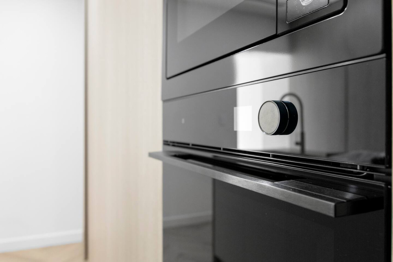 Modern built-in oven with sleek black finishes—perfect for home chefs who love style and functionality! By Superhostly