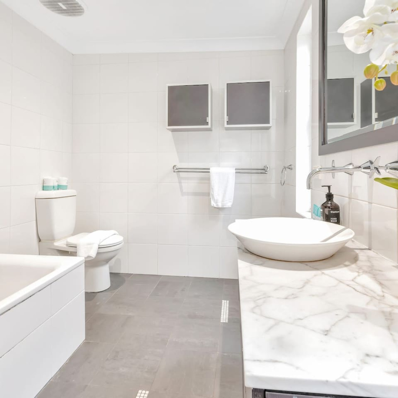 Bright, modern bathroom with sleek fixtures – By Superhostly