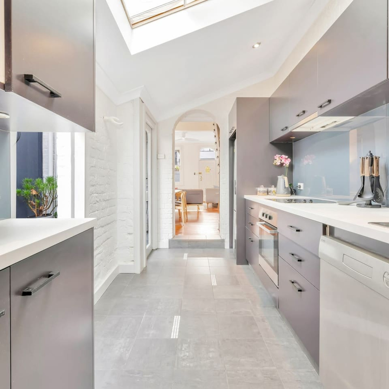 Fully equipped kitchen with skylight and contemporary design – By Superhostly