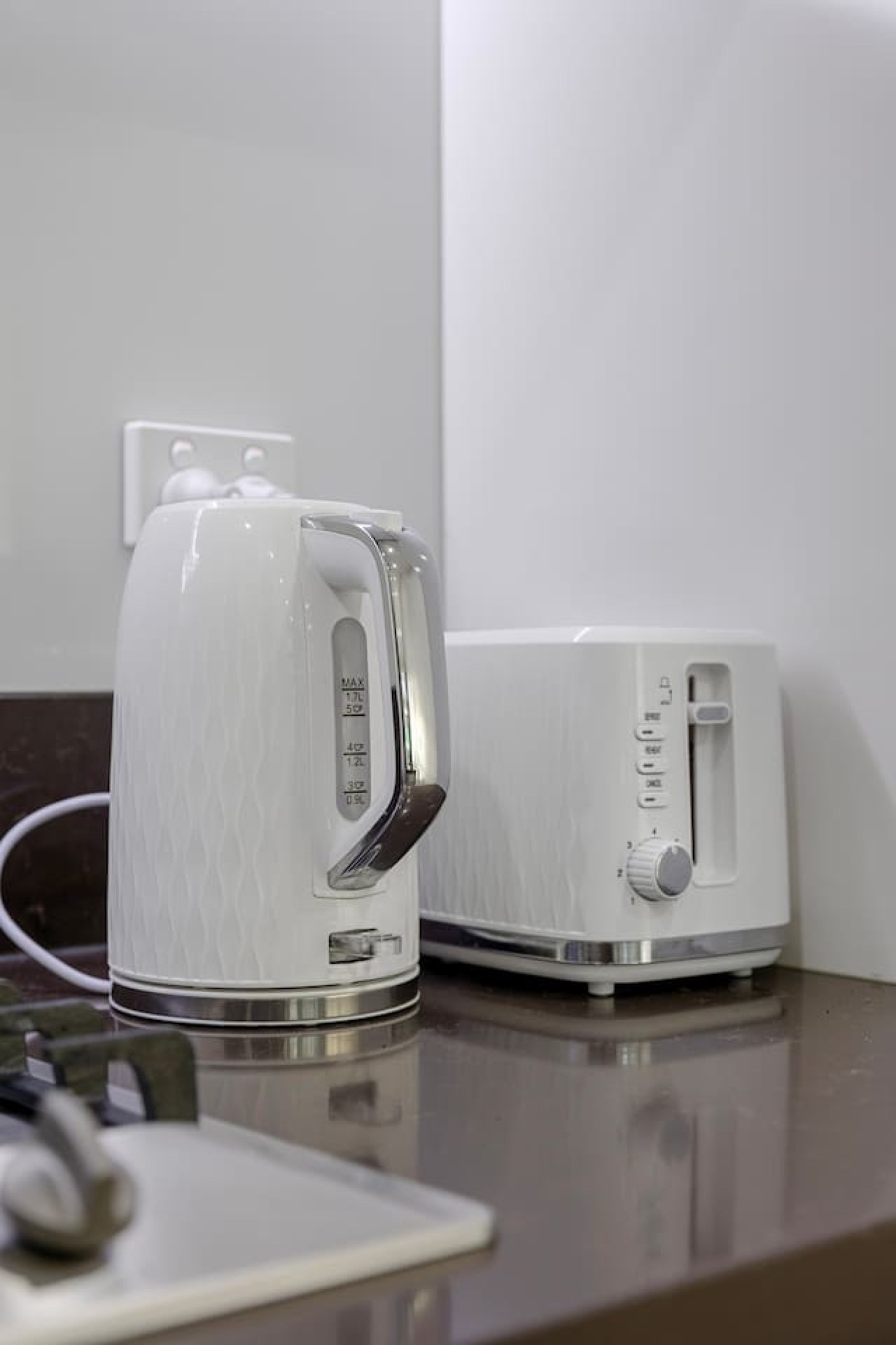 Start your morning right with a kettle and toaster set ready for use. By Superhostly