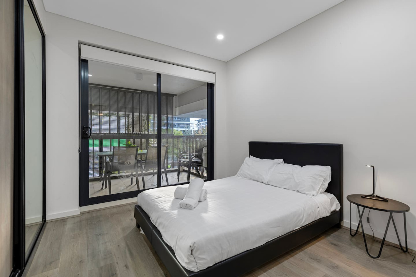 Clean and functional bedroom with plenty of space to unpack and unwind. By Superhostly