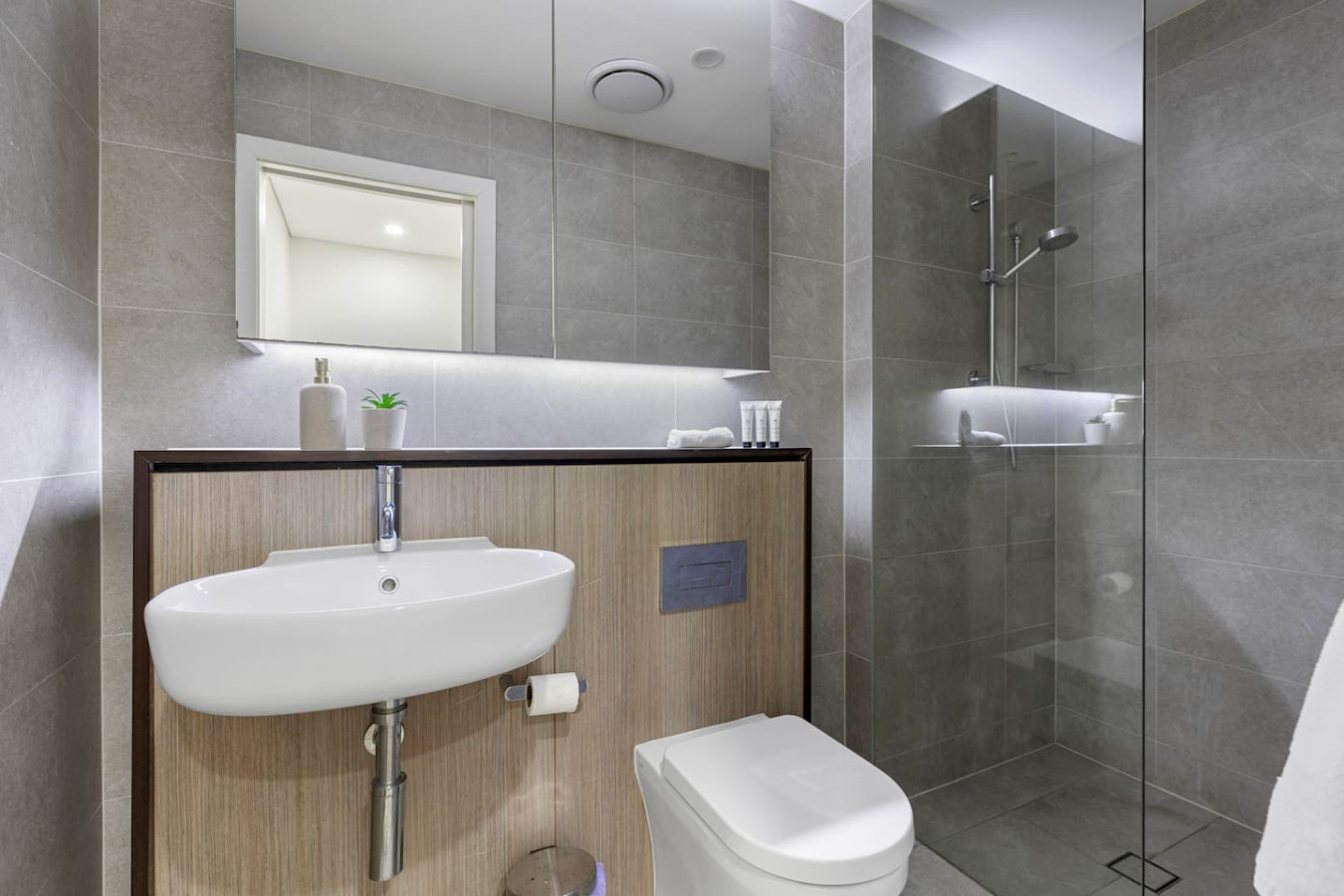 A stylish, modern bathroom with premium finishes and thoughtful design. By Superhostly