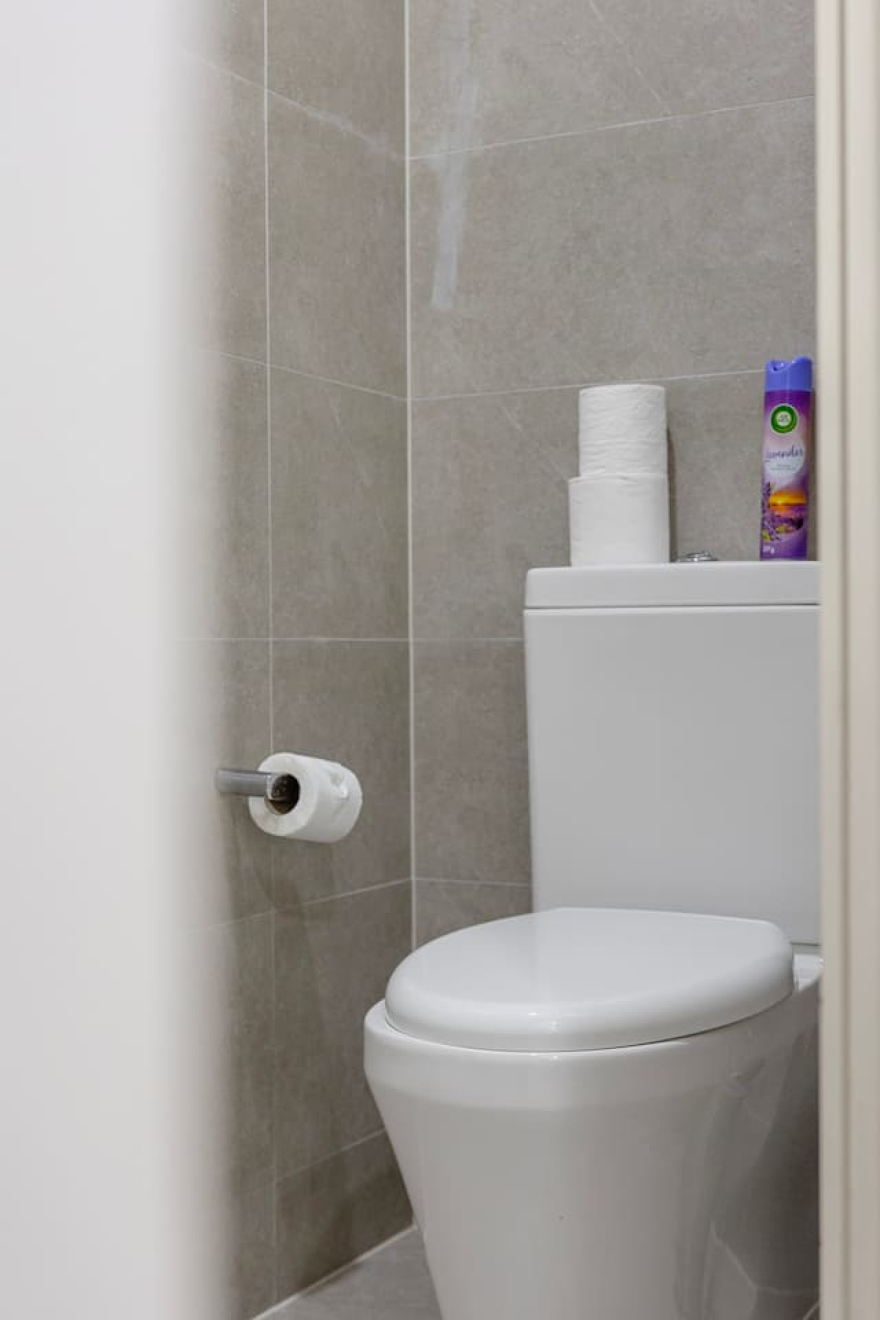 Clean, well-stocked bathroom with all your basic toiletries covered. By Superhostly