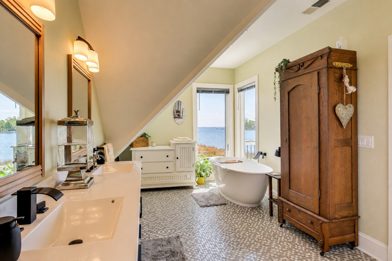 sunrise-suite-ensuite-bathroom-waterfront-tub-chesapeake-paradise.png