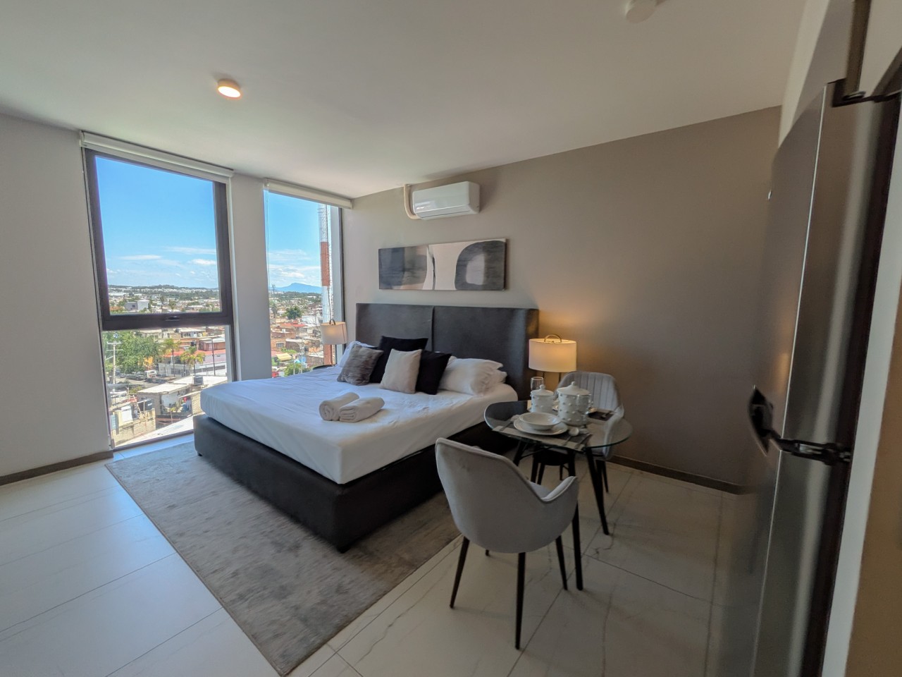 Modern Apartment With Pool & City Views - Mexico