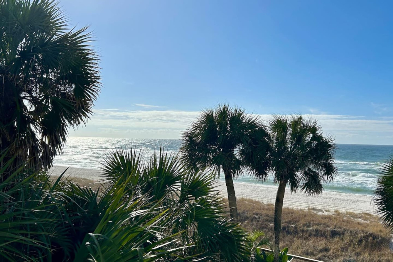 Beachfront Escape - Quiet Retreat On The Beach