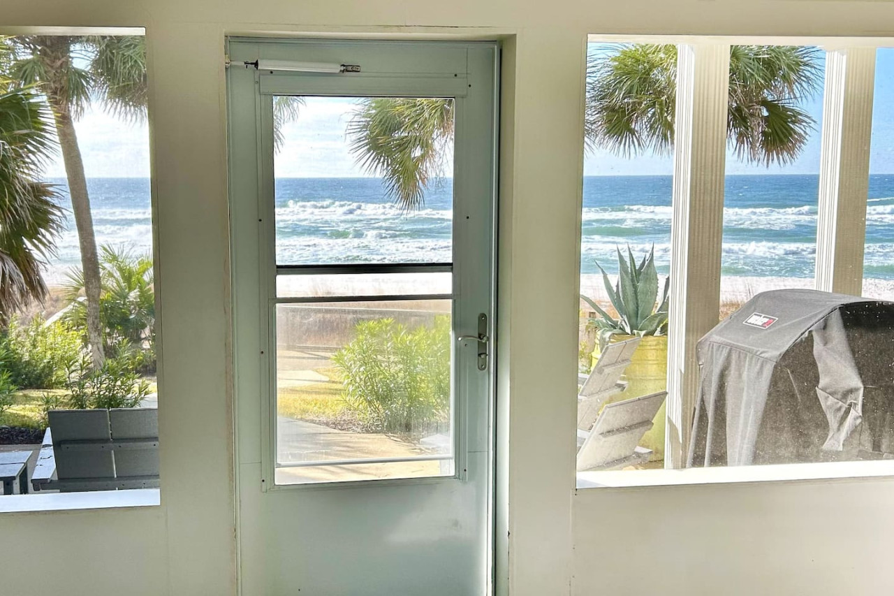 Beachfront Escape - Quiet Retreat On The Beach