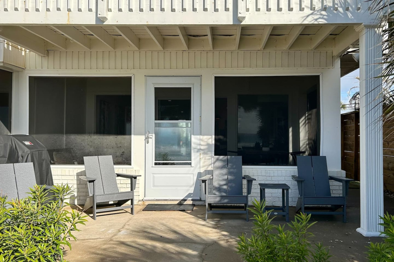 Beachfront Escape - Quiet Retreat On The Beach