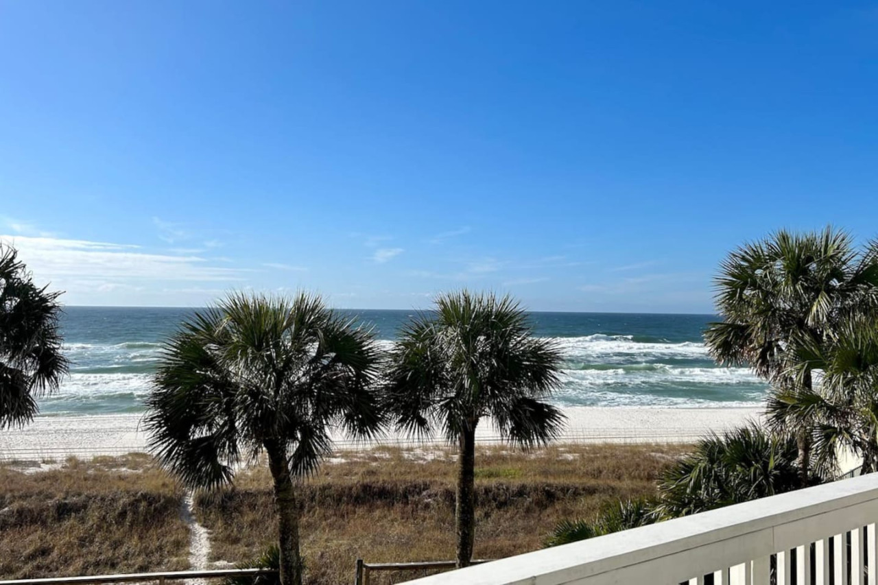 Beachfront Escape - Quiet Retreat On The Beach
