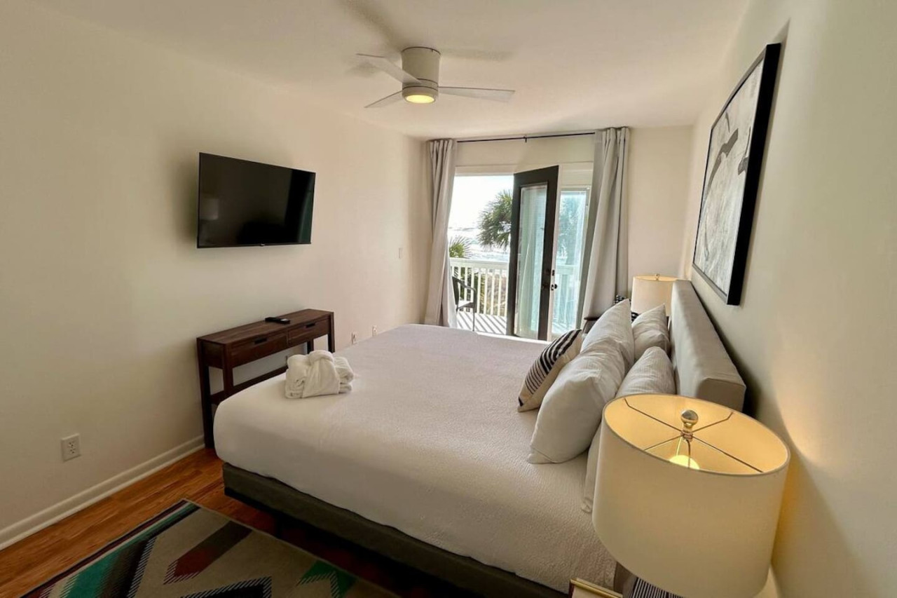 Beachfront Escape - Quiet Retreat On The Beach