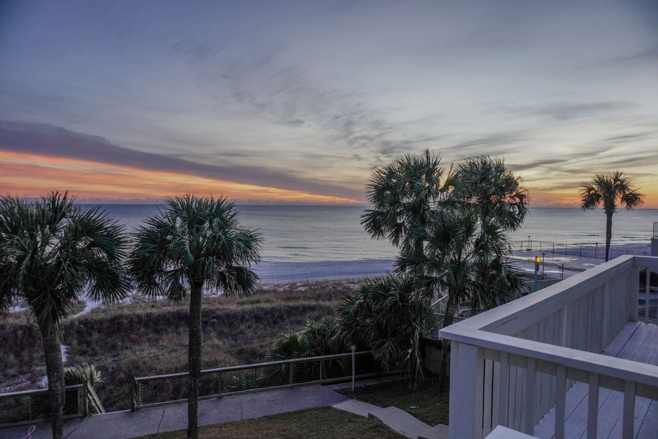 Beachfront Escape - Quiet Retreat On The Beach