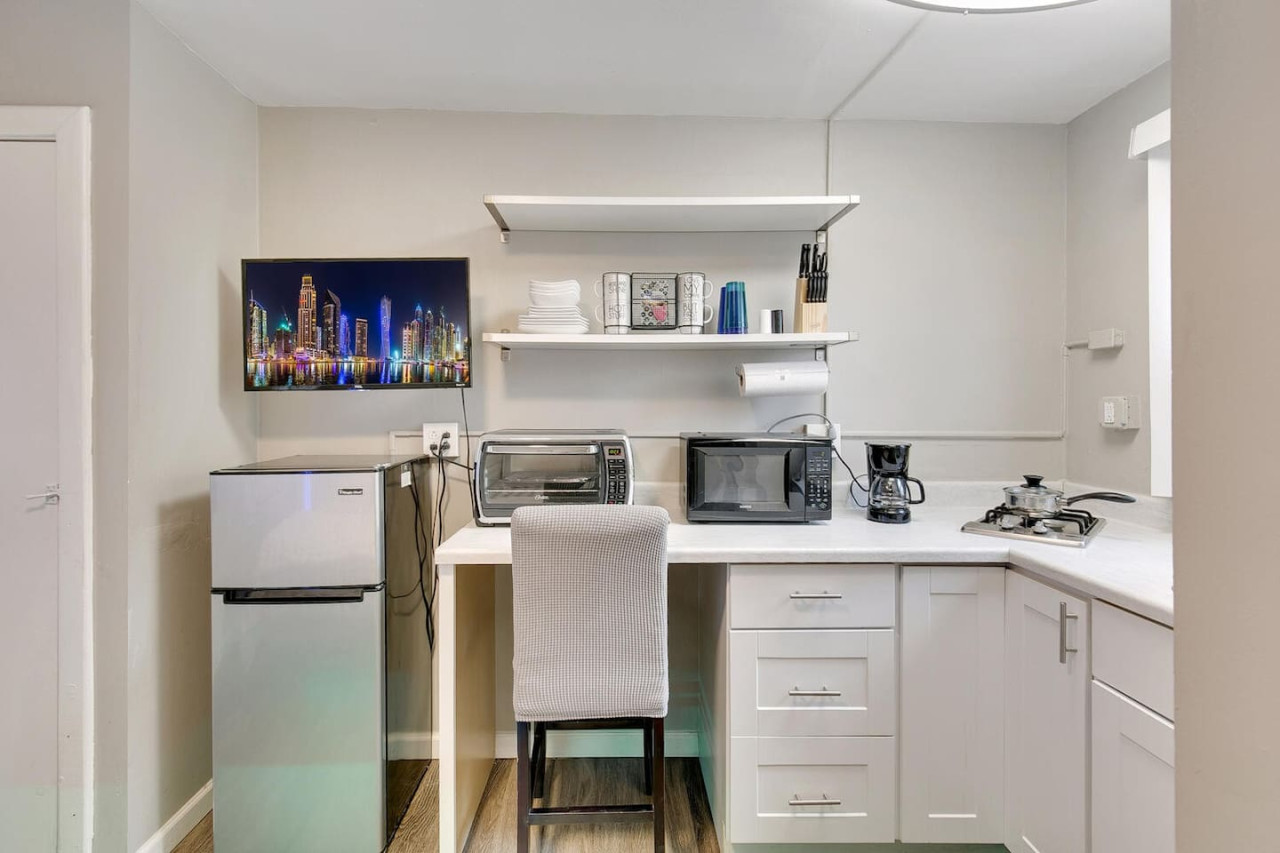 Charming Micro Studio With Fully Stocked Kitchenette - Gorgeous Getaway - アーバダ, CO
