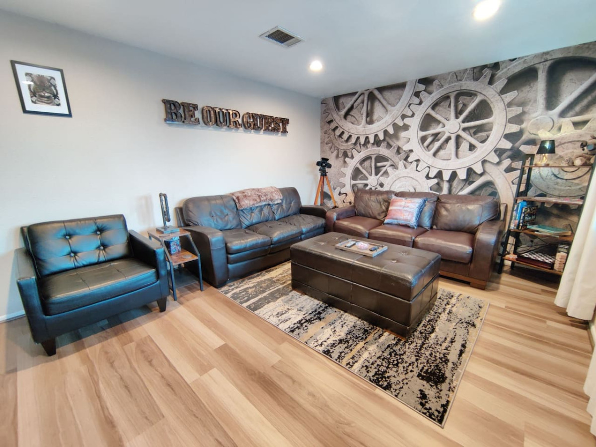 Steampunk Design And Large Fenced Backyard - Unique Charming Sanctuary - Thornton, CO