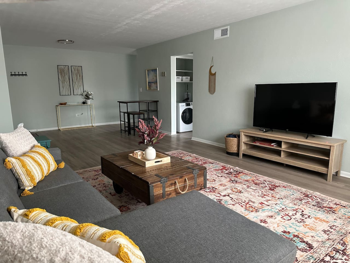 Charming Escape With Modern Comforts - Inviting Urban Haven - 레이크우드