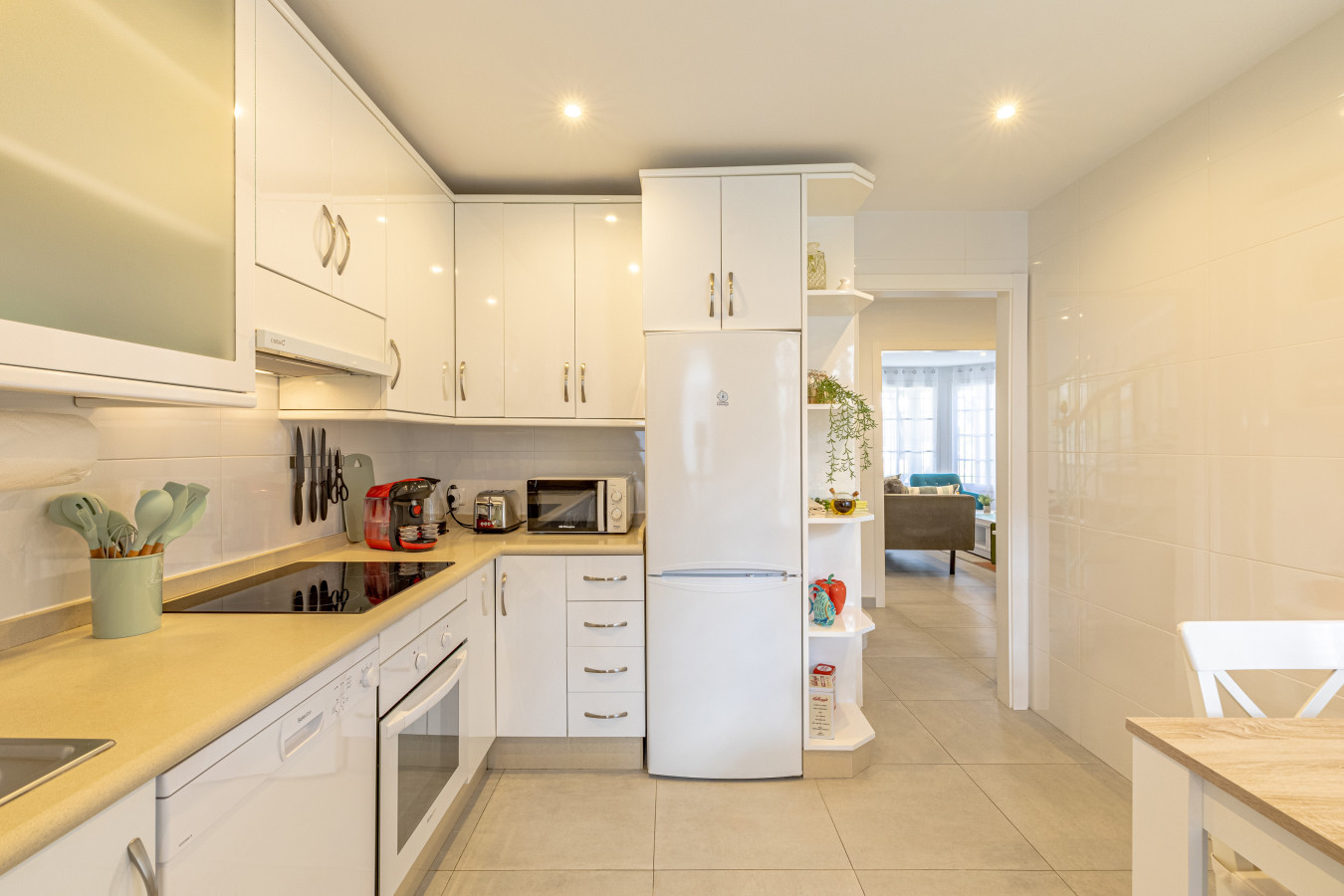 Fully-equipped kitchen with dishwasher, washing machine, oven and Nescafé Dolce Gusto machine