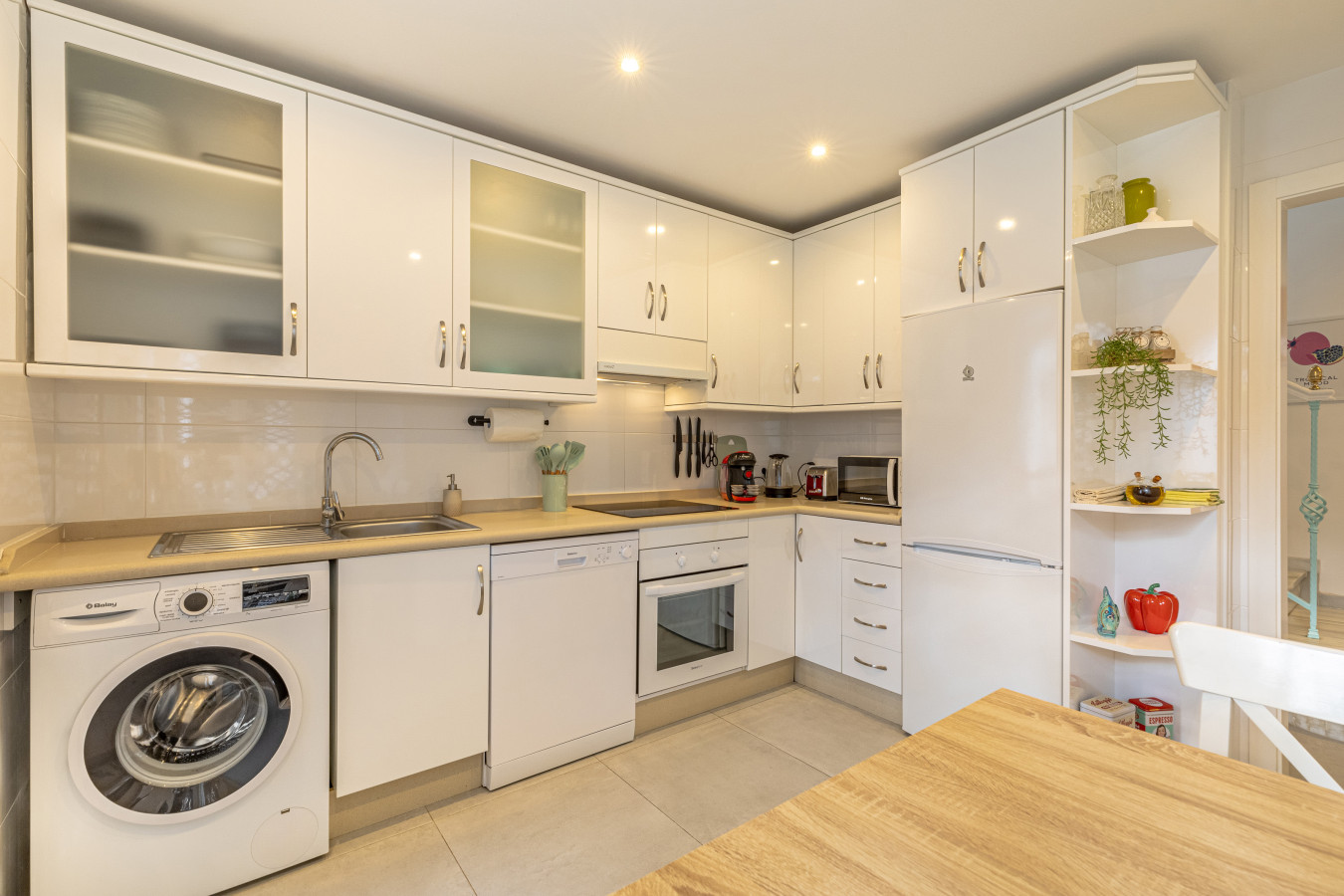 Fully-equipped kitchen with dishwasher, washing machine, oven and Nescafé Dolce Gusto machine