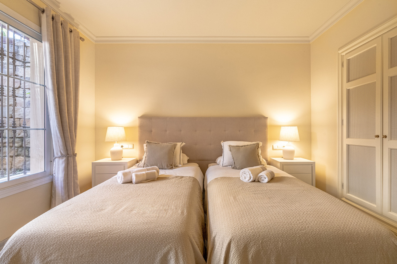 Third bedroom with twin beds and en-suite bathroom