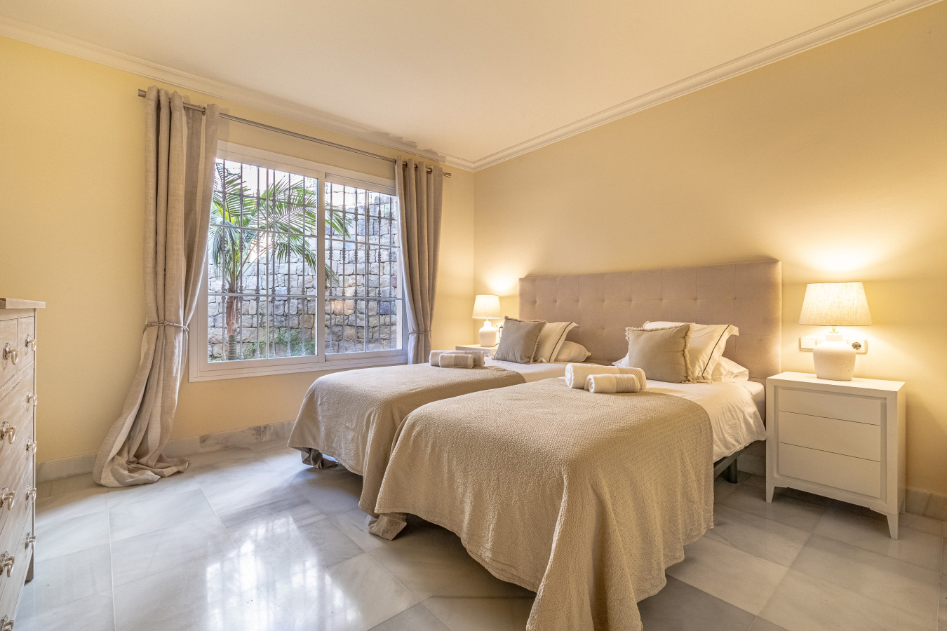 Third bedroom with twin beds and en-suite bathroom