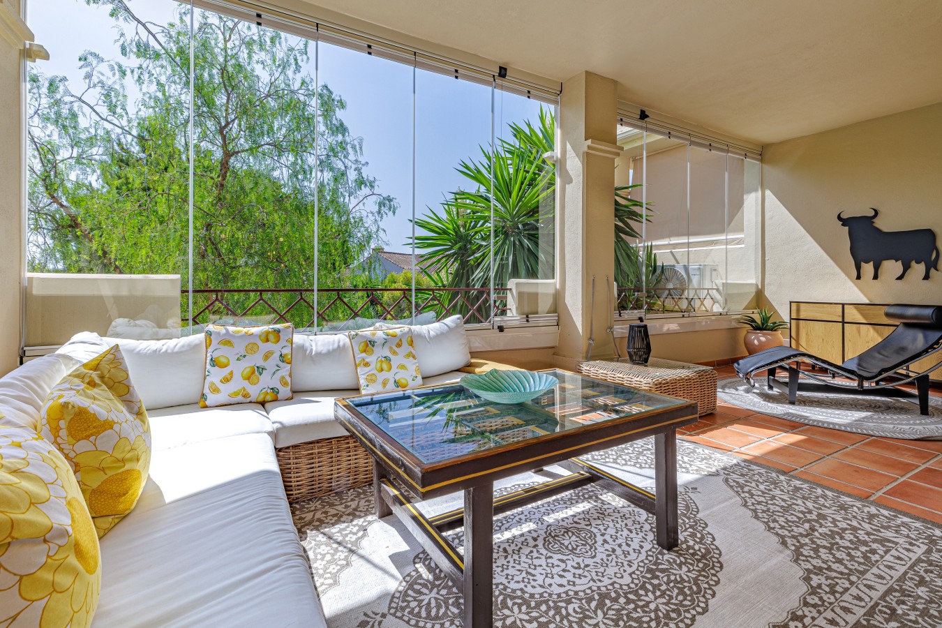 Enclosed terrace with wicker lounge seating