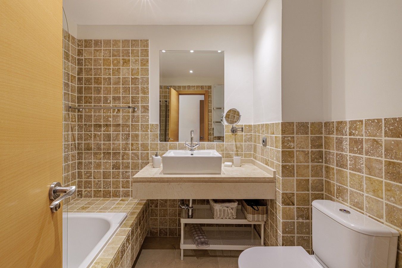 En-suite bathroom to the main bedroom, with shower over the bath