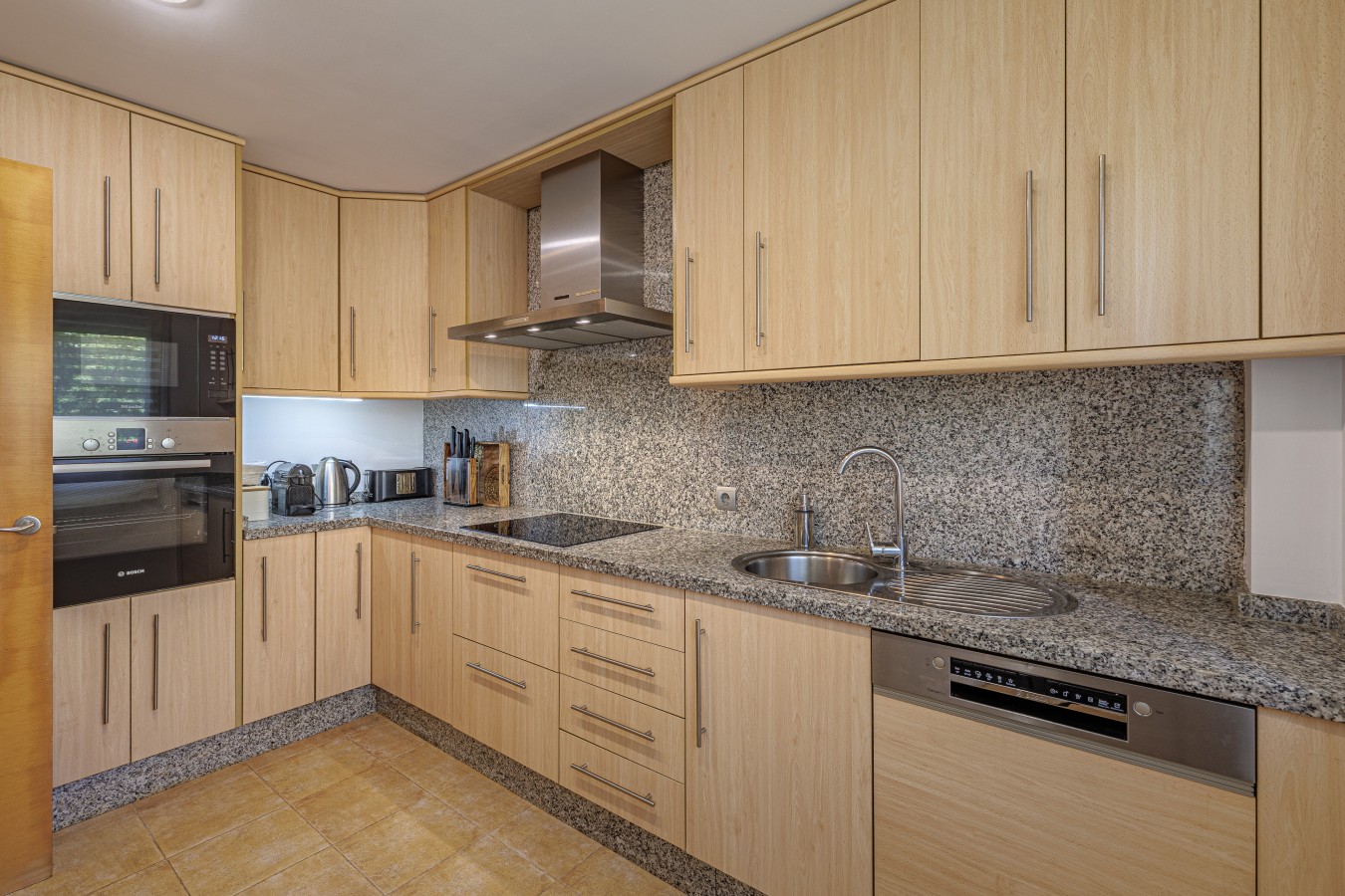 Fully equipped kitchen with oven, hob, dishwasher and kettle