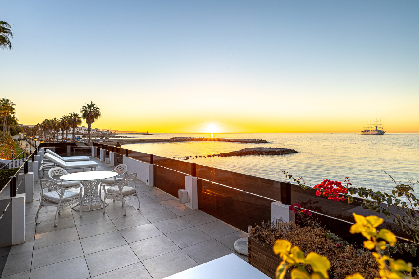 Frontline mirador with breathtaking sunrise vistas