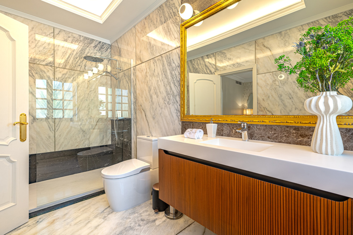 Sixth bedroom en-suite bathroom with shower