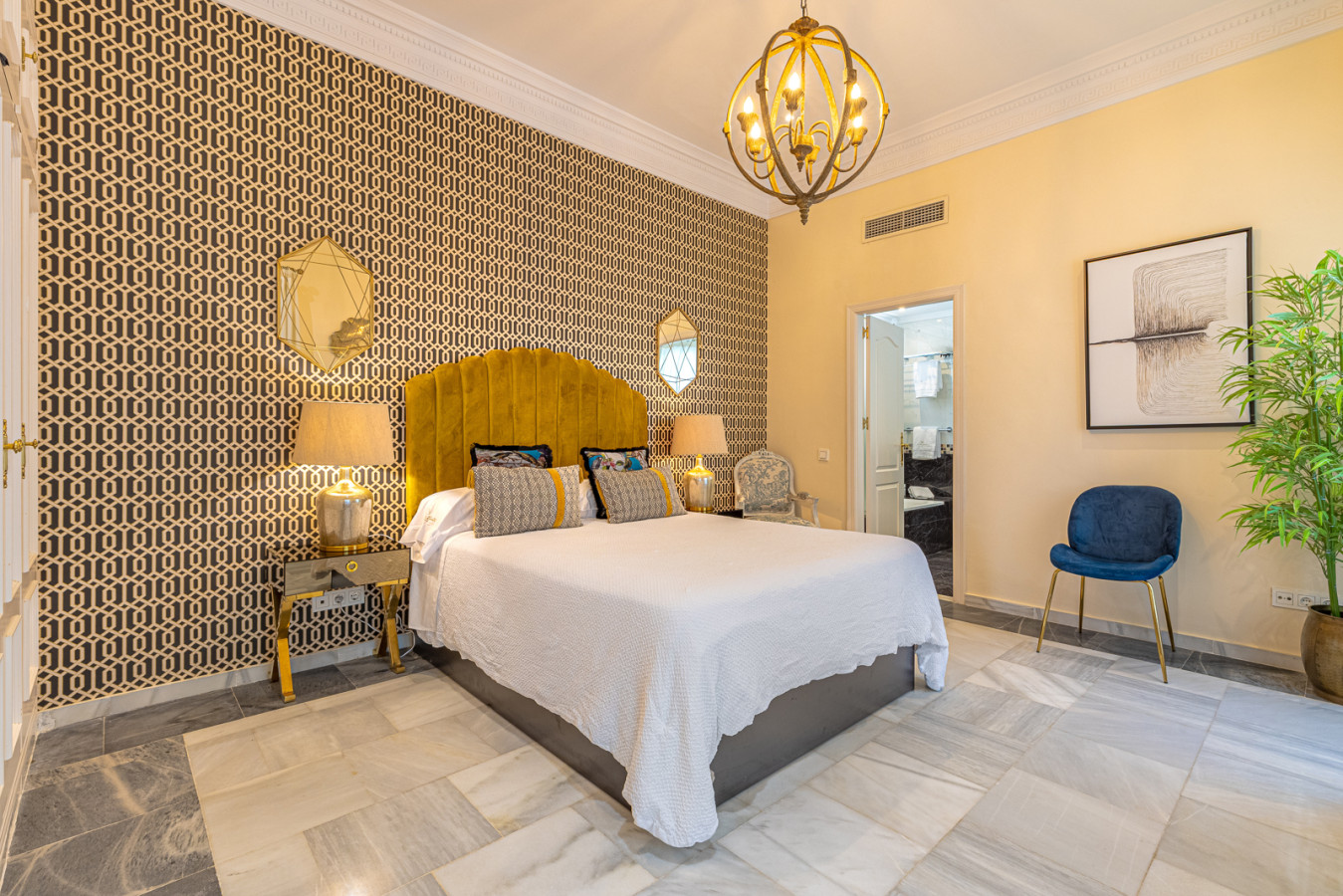 Second guest house, ninth bedroom with en-suite bathroom