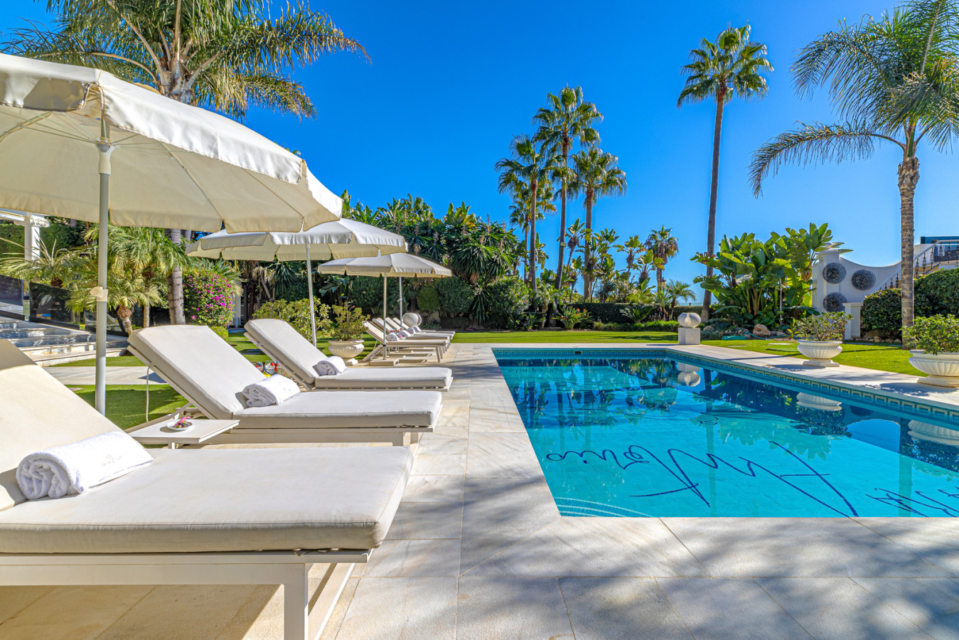 Picasso pool sun loungers