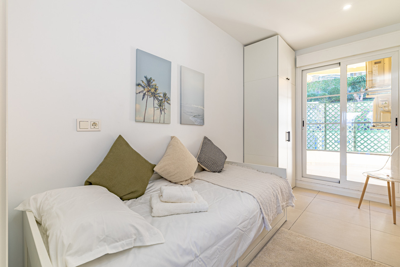 Second bedroom with single bed and private terrace