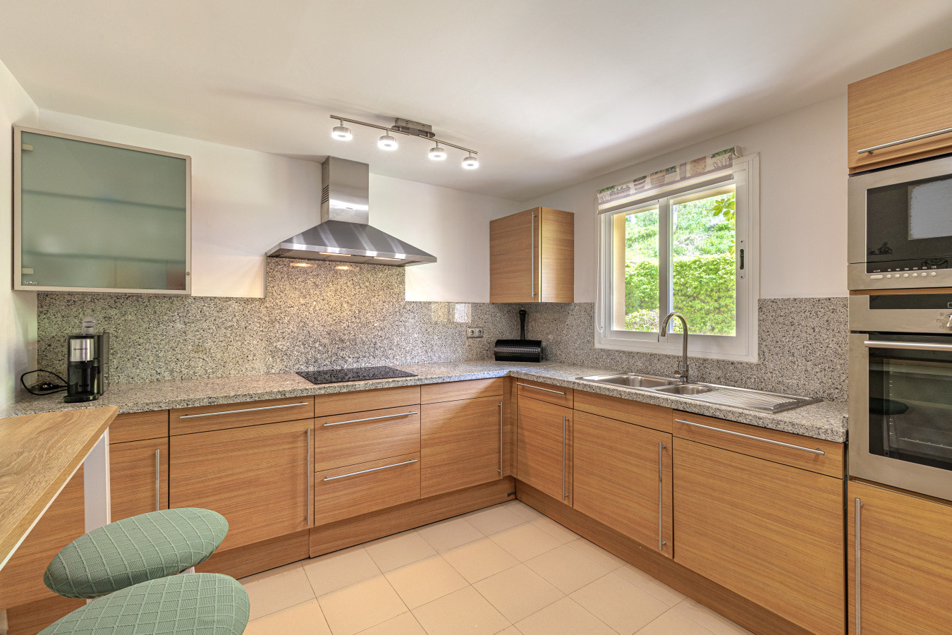 Kitchen Appliance Detail: Close-up of the modern oven and hob, showcasing the quality of the cooking facilities.