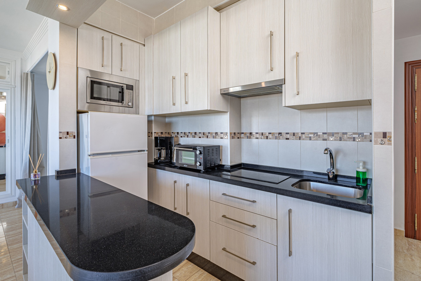Fully equipped modern kitchen, perfect for preparing home-cooked meals.
