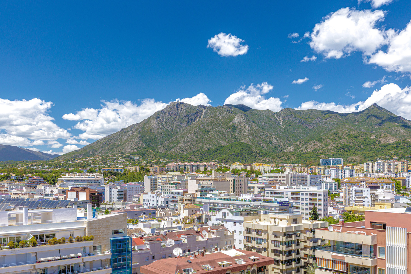 Surrounded by the stunning natural beauty of Marbella and the La Concha mountain.