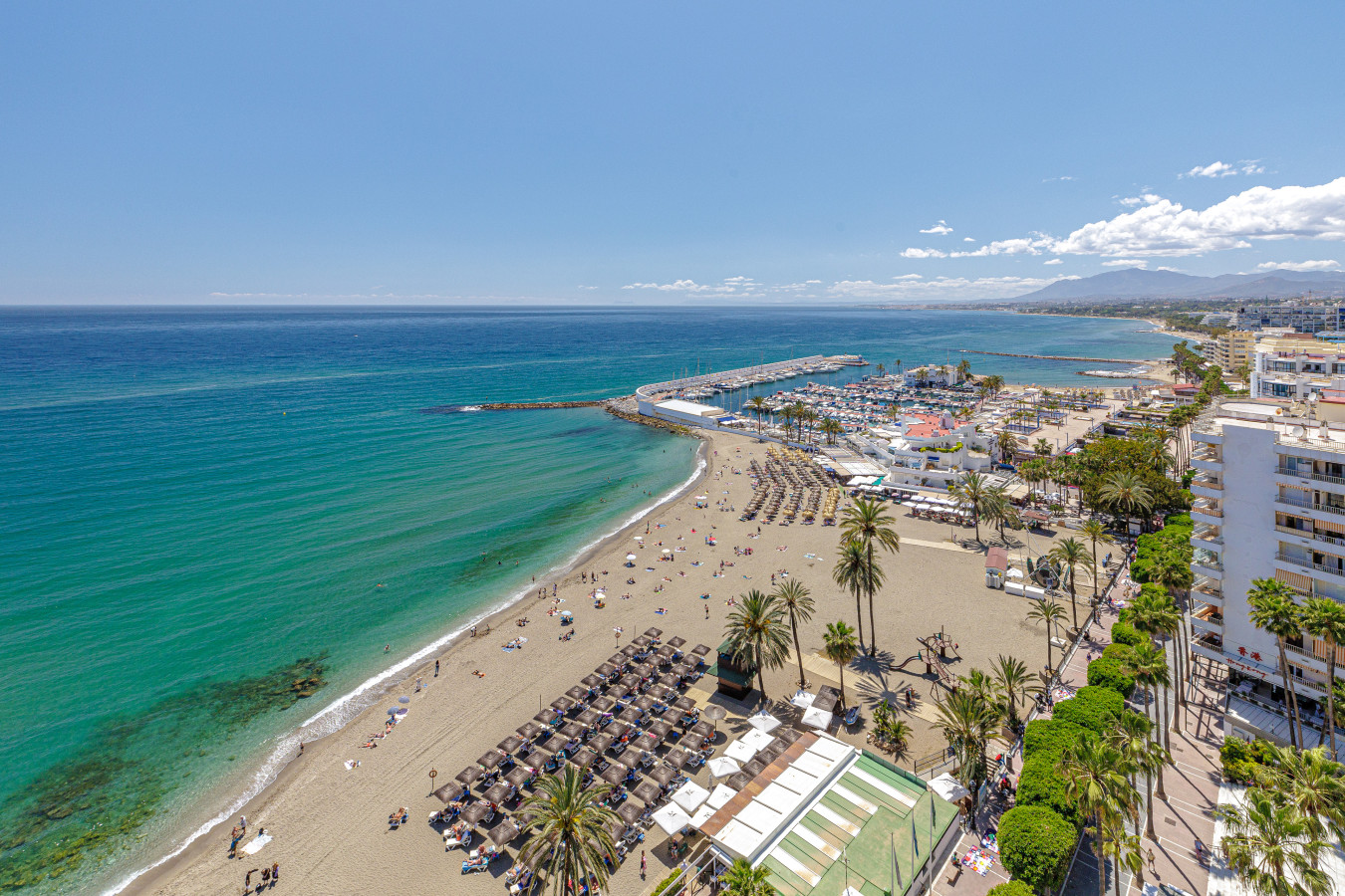 Direct views of the Marbella beach and Paseo Marítimo. Step out the door and onto the sand.