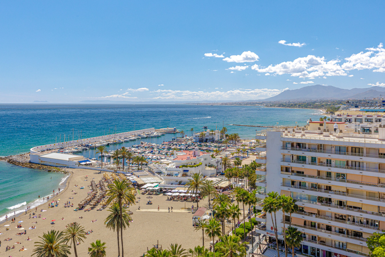 Unbeatable Costa del Sol location right on the main beach and promenade.