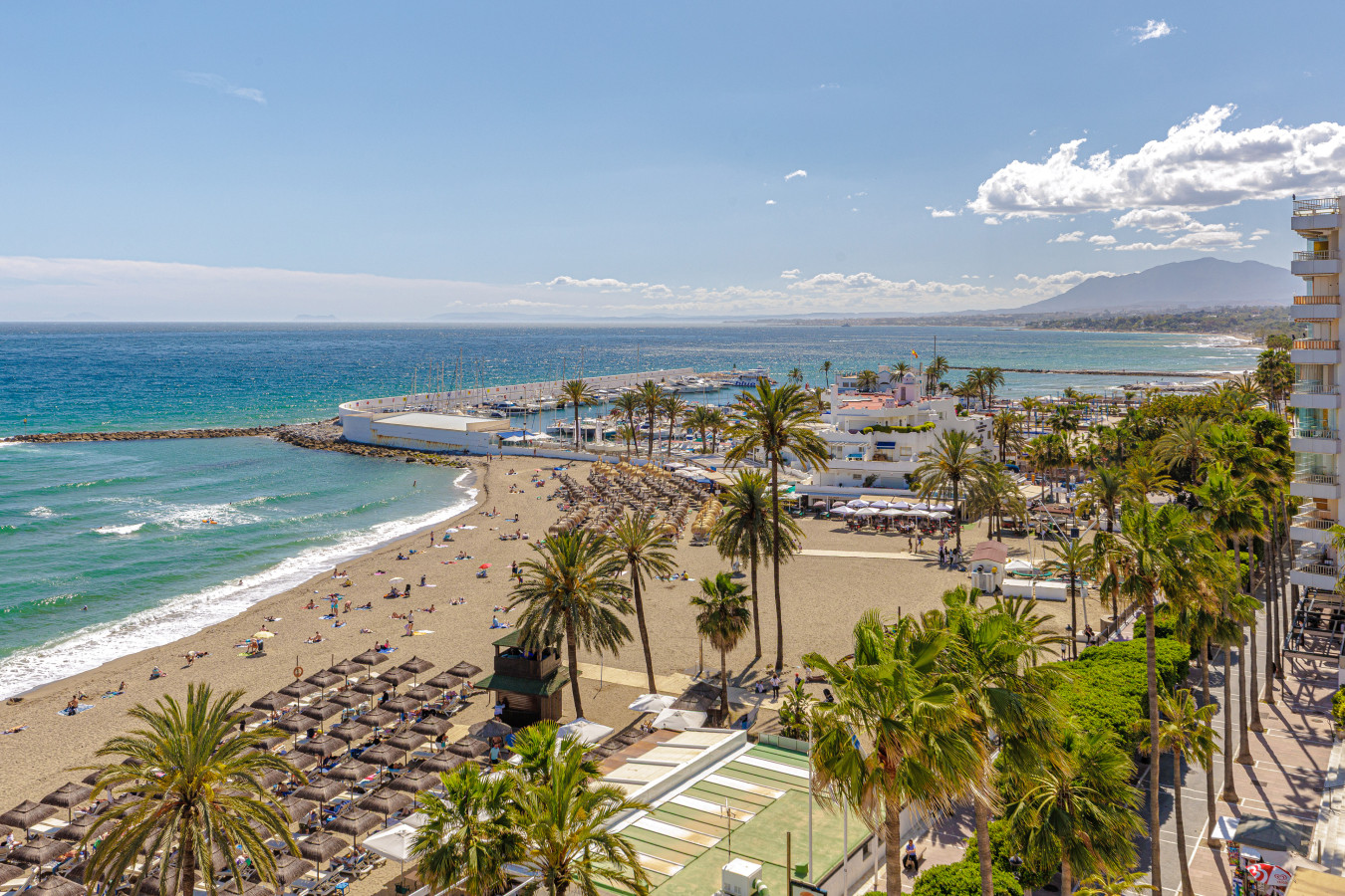 Unbeatable beachfront location right next to the Marbella marina.