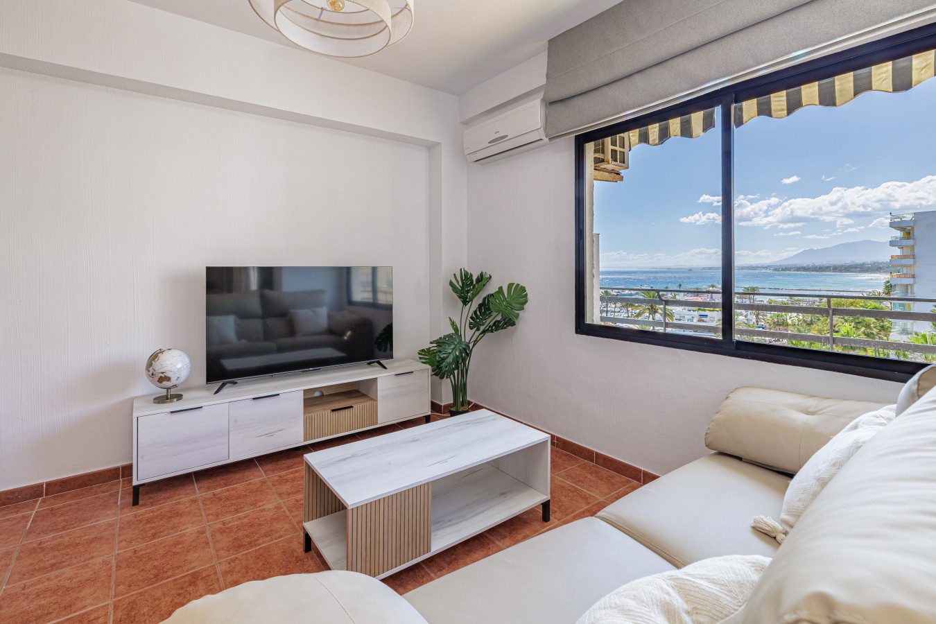 Air-conditioned living room with stunning Costa del Sol sea views.