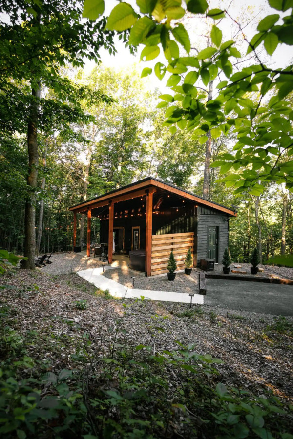 Cozy container home: Hocking Hills | The Hillside Retreat | Hot tub + Fire pit