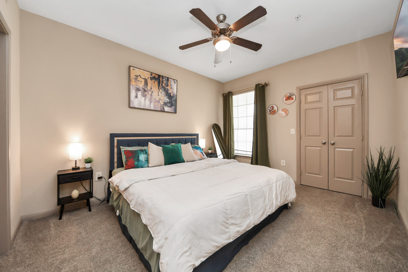 Grand King Abode|Epicenter of Midtown & Downtown 4