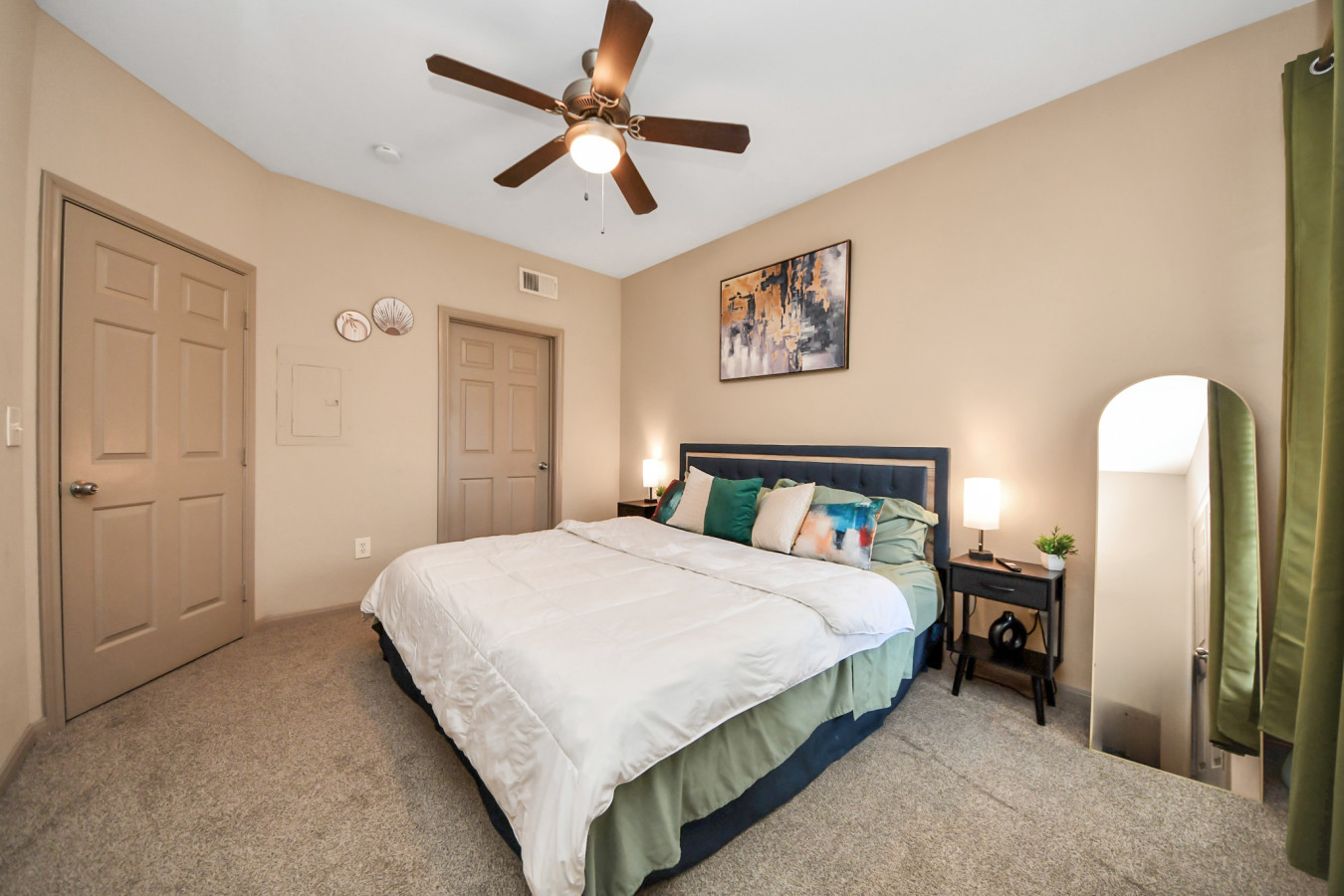 Grand King Abode|Epicenter of Midtown & Downtown 6