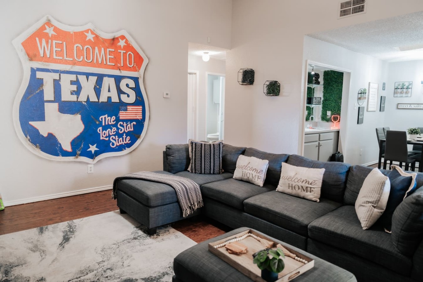 Spacious Townhome With Fenced Yard And Garage - Charming Getaway - Arlington, TX