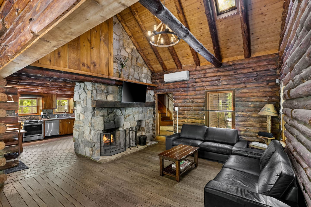 Creekfront Rustic Log Cabin