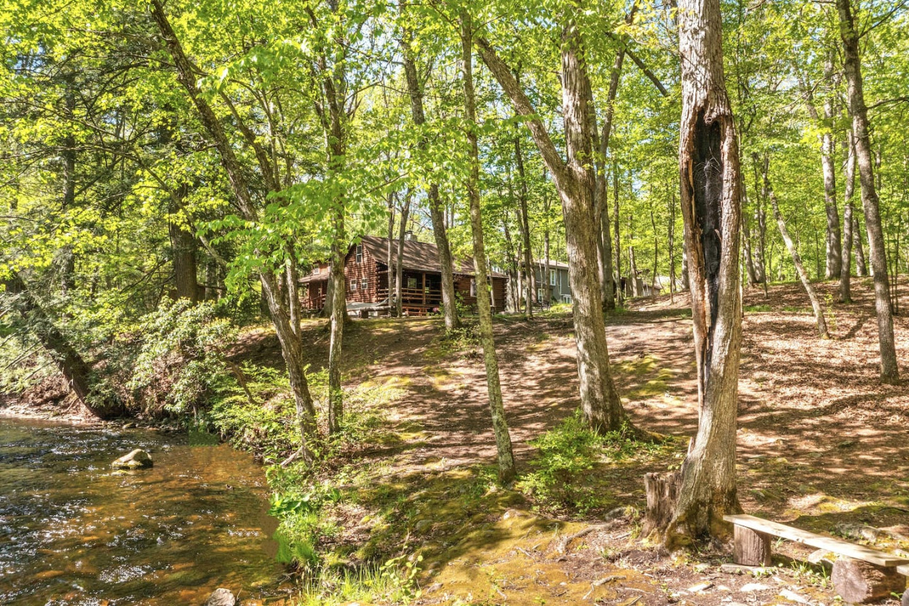 Creekfront Rustic Log Cabin