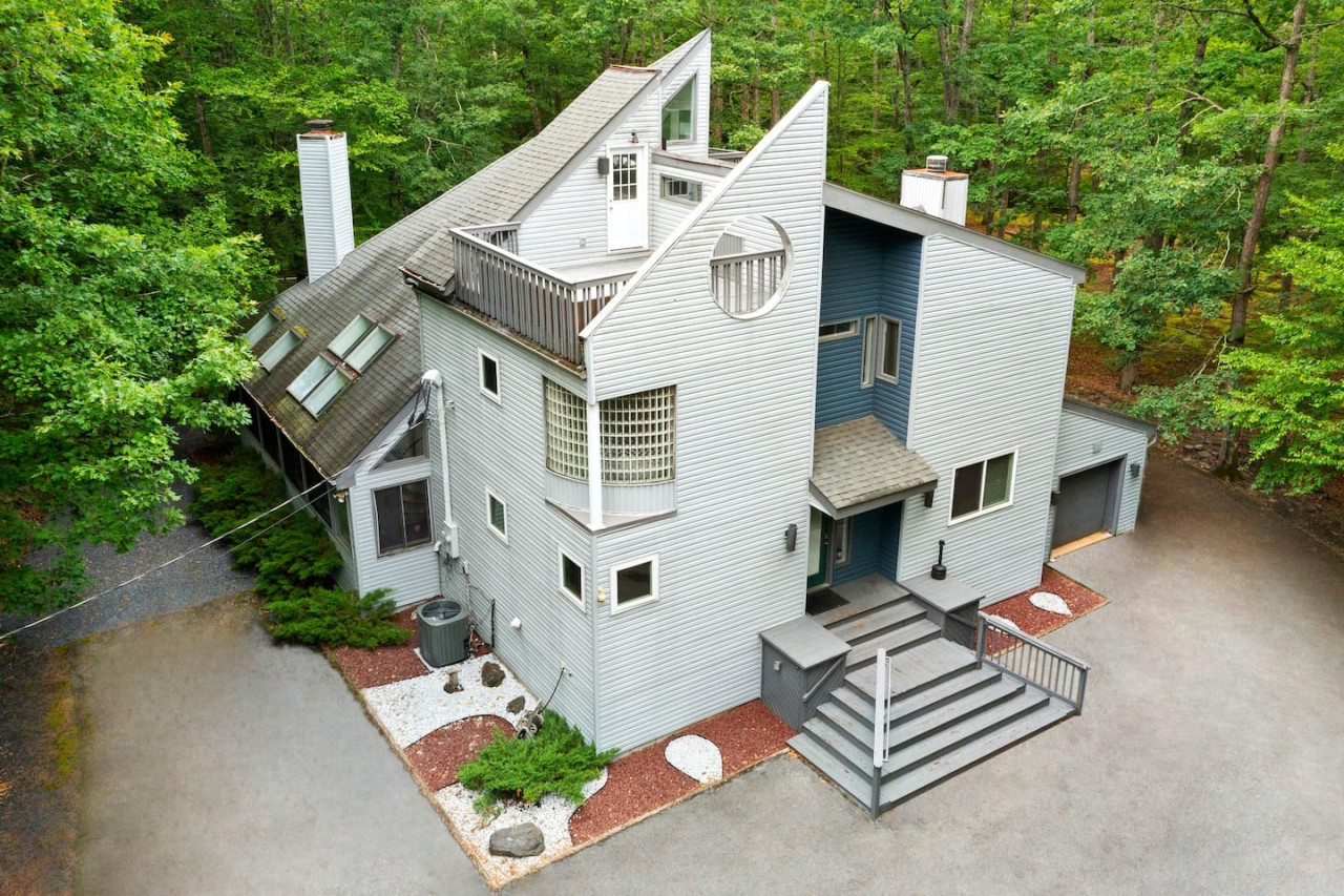 Modern Creek-front, Hot Tub, Volleyball court