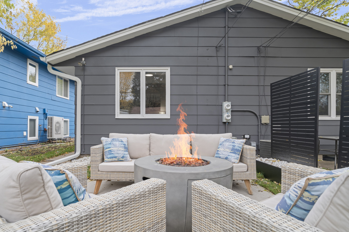 Stylish Duplex W/ Fast Wifi, Fire Pit, Near Lake - Minneapolis, MN