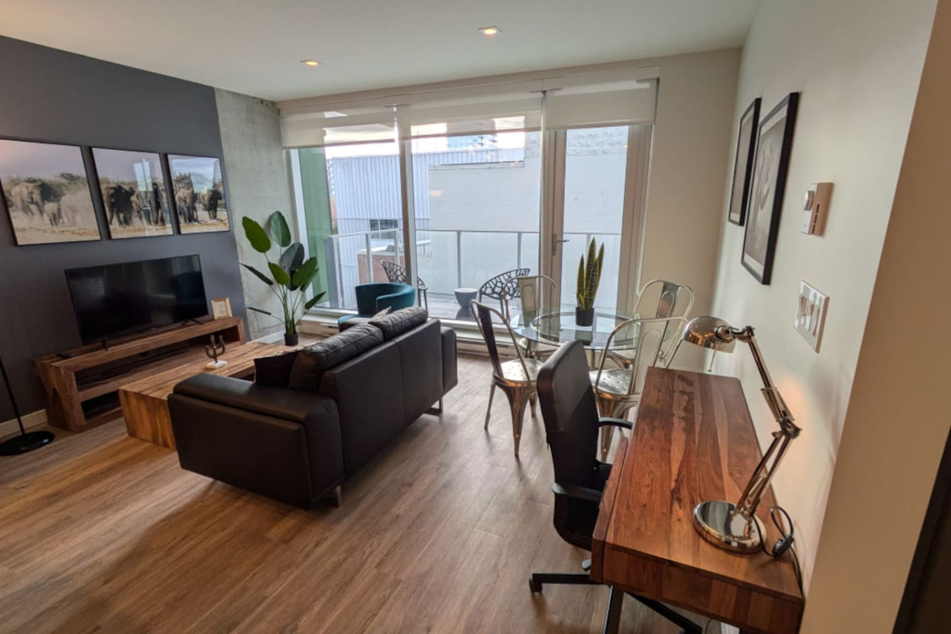 Luxe 2BR Apt with Balcony near Johnson Street